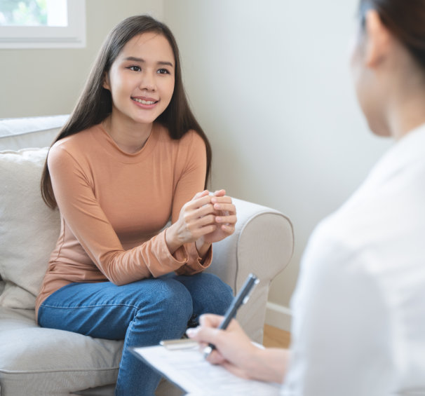 female psychiatrist talk to the girl